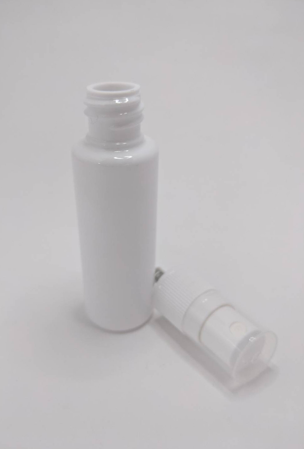 美妝塑膠分裝噴霧瓶30ML台灣製白色平肩圓形分裝噴霧空瓶